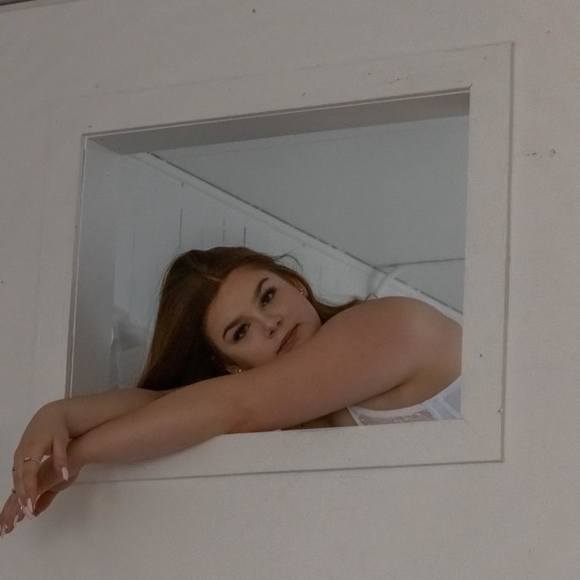 Meet your Posher, Halla - Picture 1 of 1